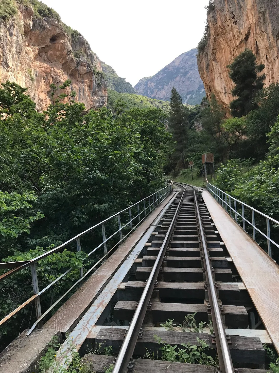 Γέφυρα στη διαδρομή του Βουραϊκού