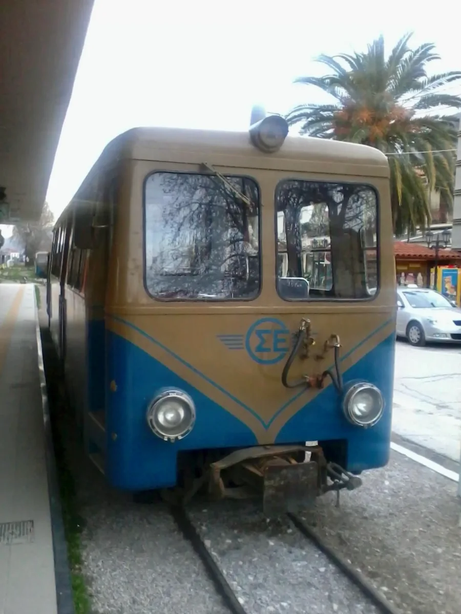 Οδοντωτός δίπλα στην κοίτη του Βουραϊκού