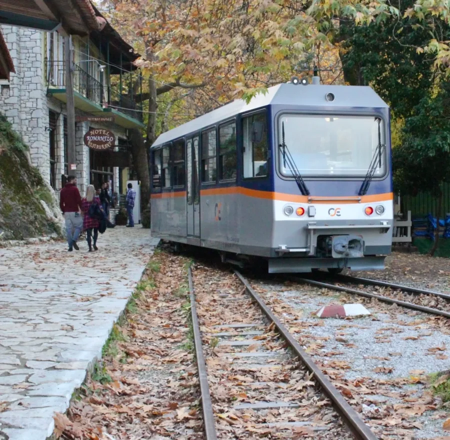 Συρμός του Οδοντωτού ανάμεσα σε βραχώδεις πλαγιές