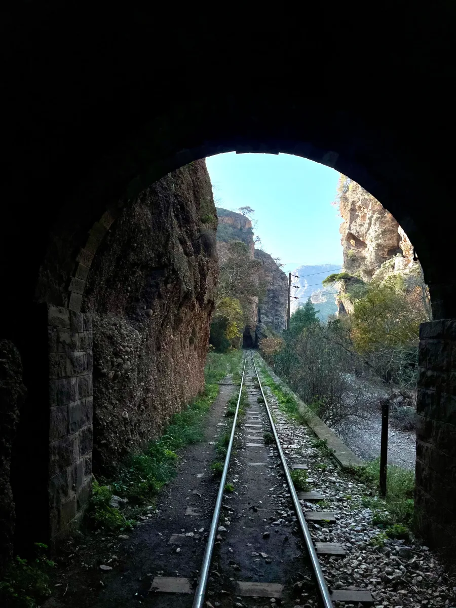 Σιδηροδρομική πορεία του Οδοντωτού κοντά στο ποτάμι